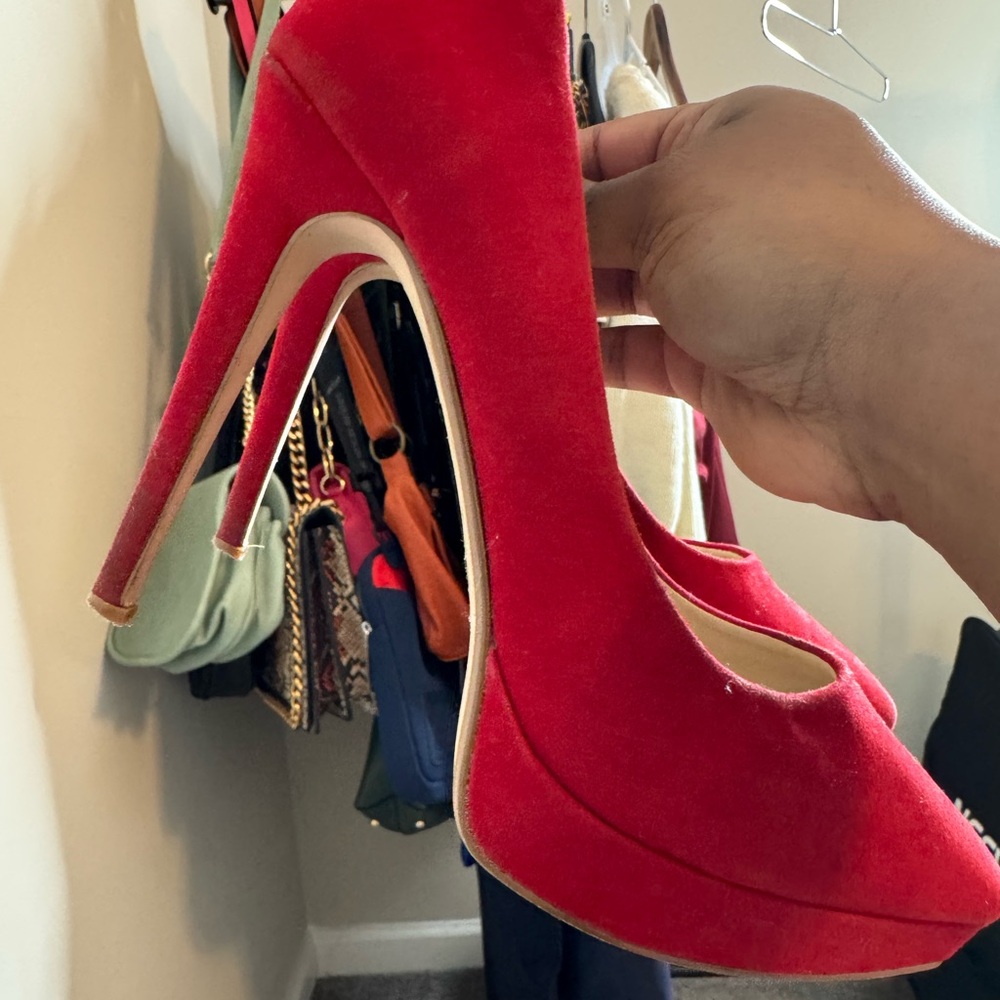Red Heel - Picture 3 of 3